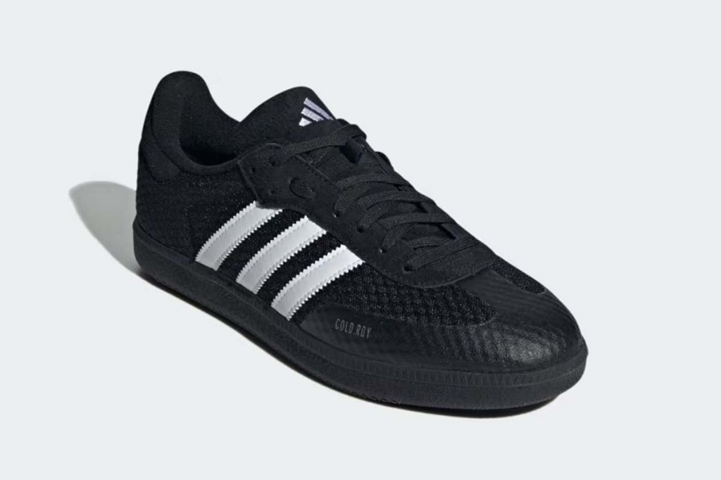 Productshot, schwarzer Adidas Schuh von schräg oben