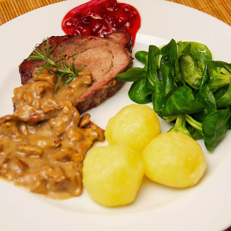 Scheibe von der Frischlingskeule mit Pfifferlingen, Preiselbeeren und Klößen