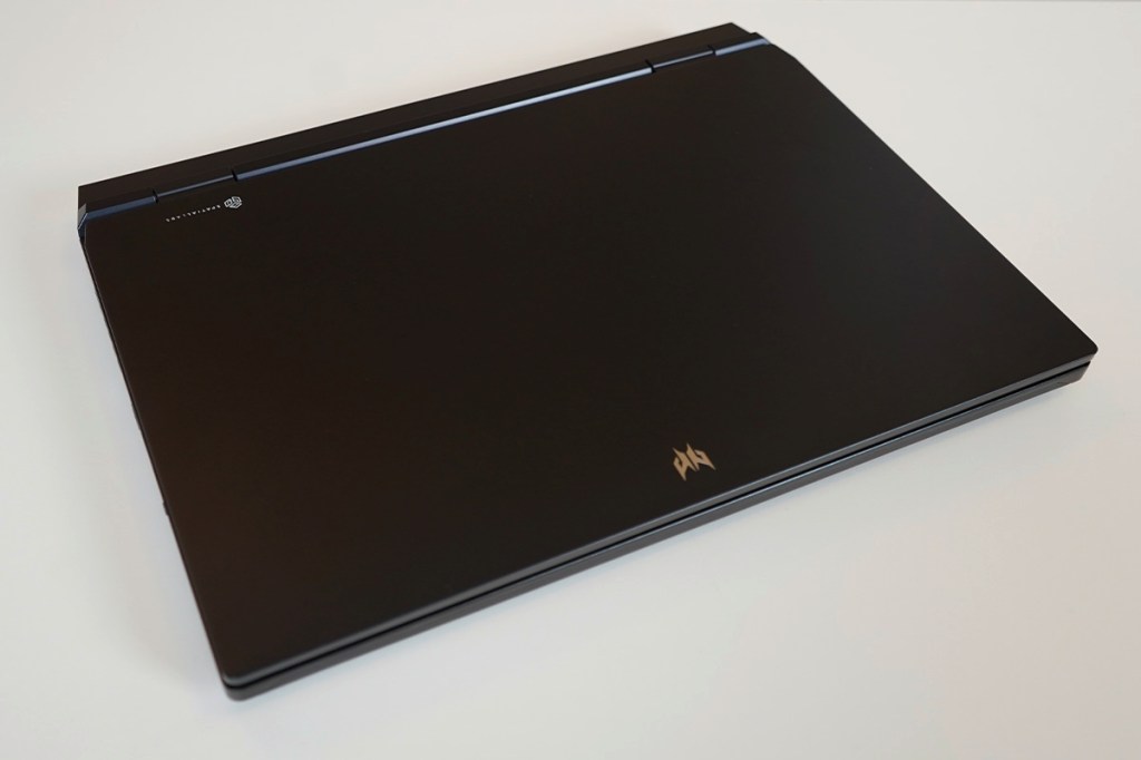 Das geschlossene Gaming-Notebook Acer Predator Helios 3D 15 liegt auf einem Tisch.