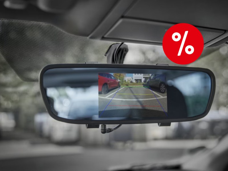 Windschutzscheibe von innen mit Rückspiegel auf dem ein quadratisches Video-Bild von hinten angezeigt wird mit rotem Prozentzeichen rechts oben