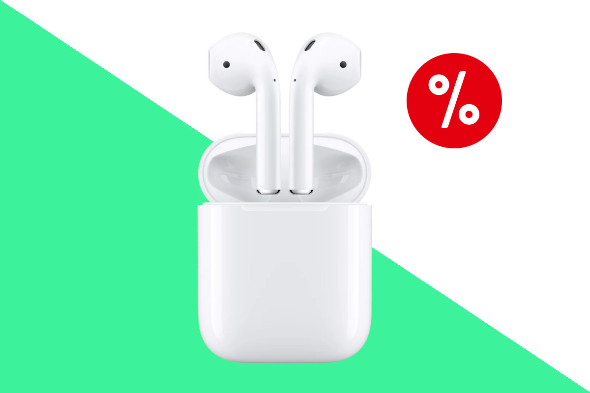 Weiße AirPods 2 In-Ear-Kopfhörer mittig aus weißem geöffneten Ladecase heraus ragend vor grün weißem Hintergrund mit rotem Prozentzeichen rechts oben