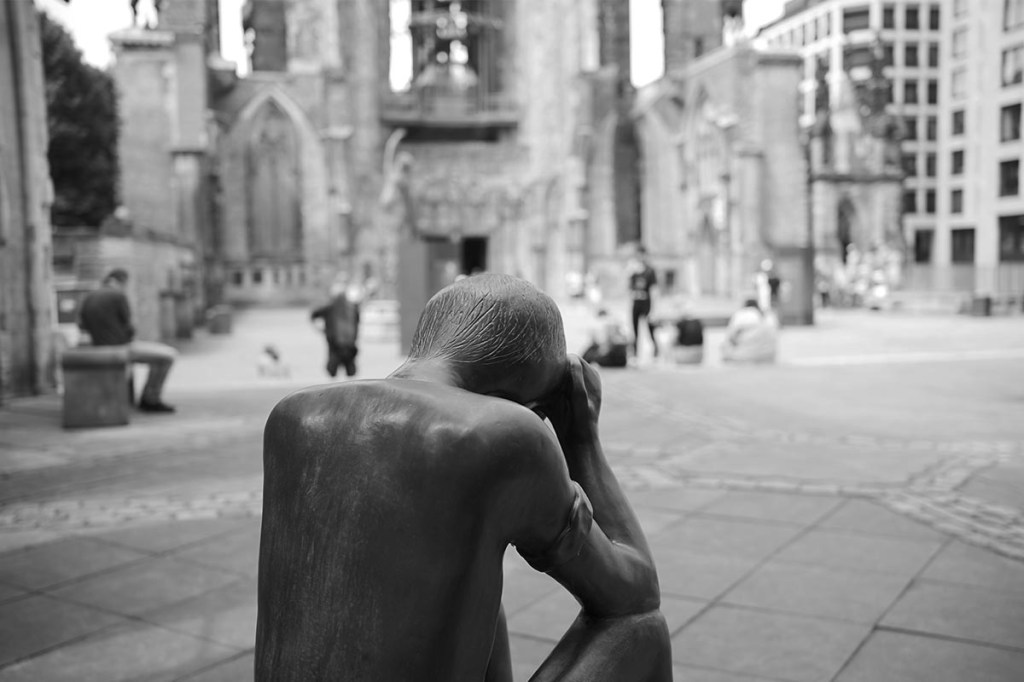 Schwarz-Weiß-Aufnahme einer Statue.