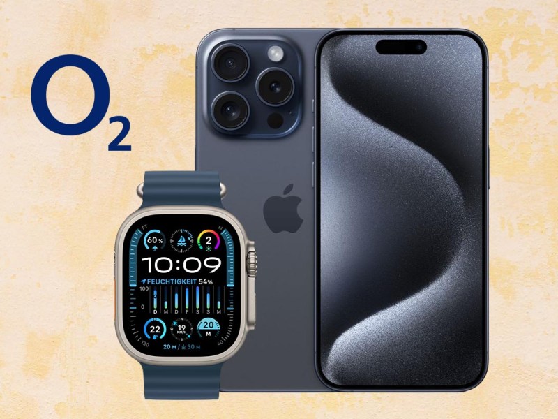 Apple iPhone 15 Pro mit Apple Watch Ultra 2 in blau