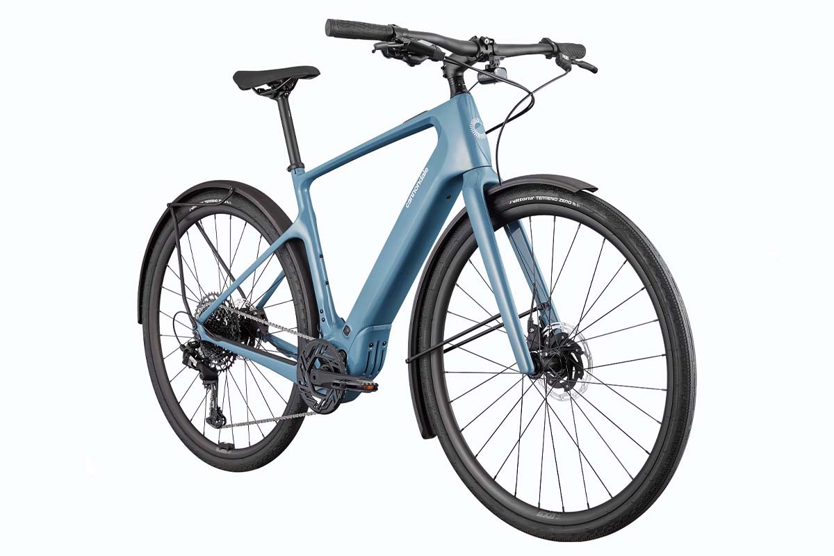 Produktshot blaues City-E-Bike schräg von vorne