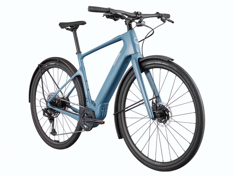 Produktshot blaues City-E-Bike schräg von vorne