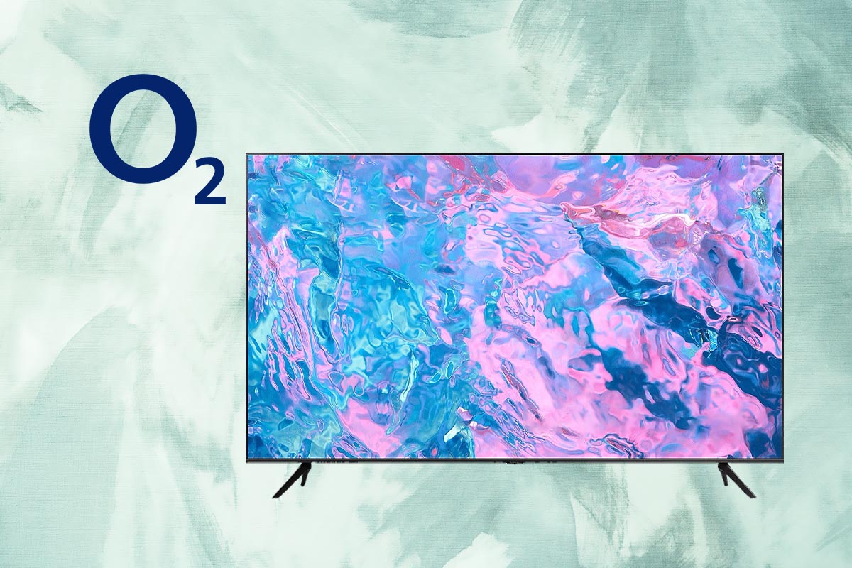 Der Samsung Crystal UHD 4K TV vor grünem Hintergrund