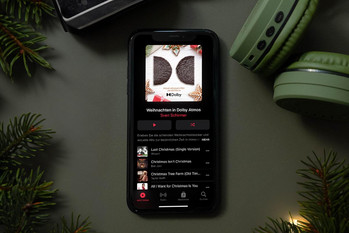 Die neue Weihnachtsplaylist von Dolby auf einem Smartphone