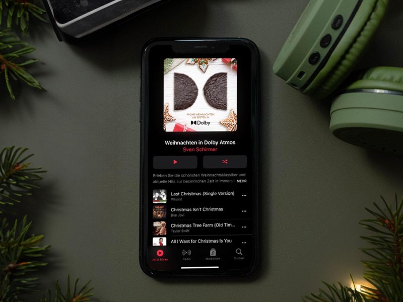 Die neue Weihnachtsplaylist von Dolby auf einem Smartphone