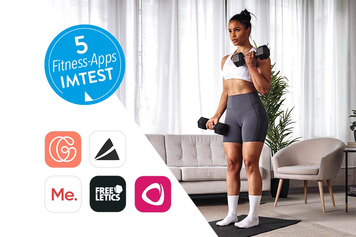 Eine Frau trainiert im Wohnzimmer mit Hanteln. Daneben sind die Logos diverser Fitness-Apps zu sehen.