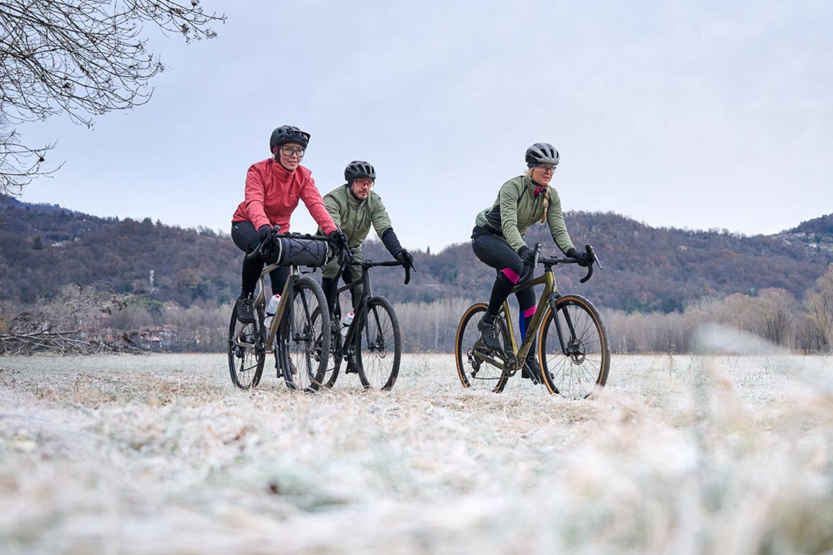 Drei Radfahrer in einer winterlichen Landschaft