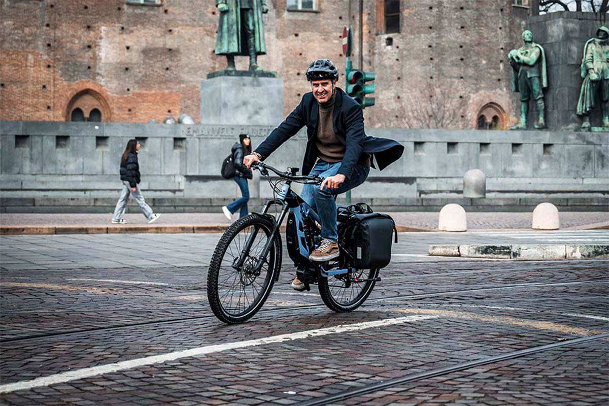 Mann fährt mit einem E-Bike über einen Platz in einer Stadt