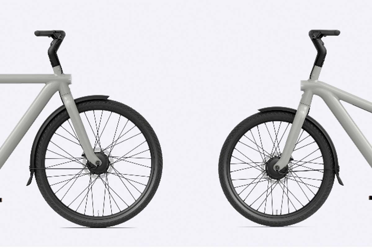 anschnitt zweier E-Bikes, die sich sozusagen mit den Vorderrädern angucken