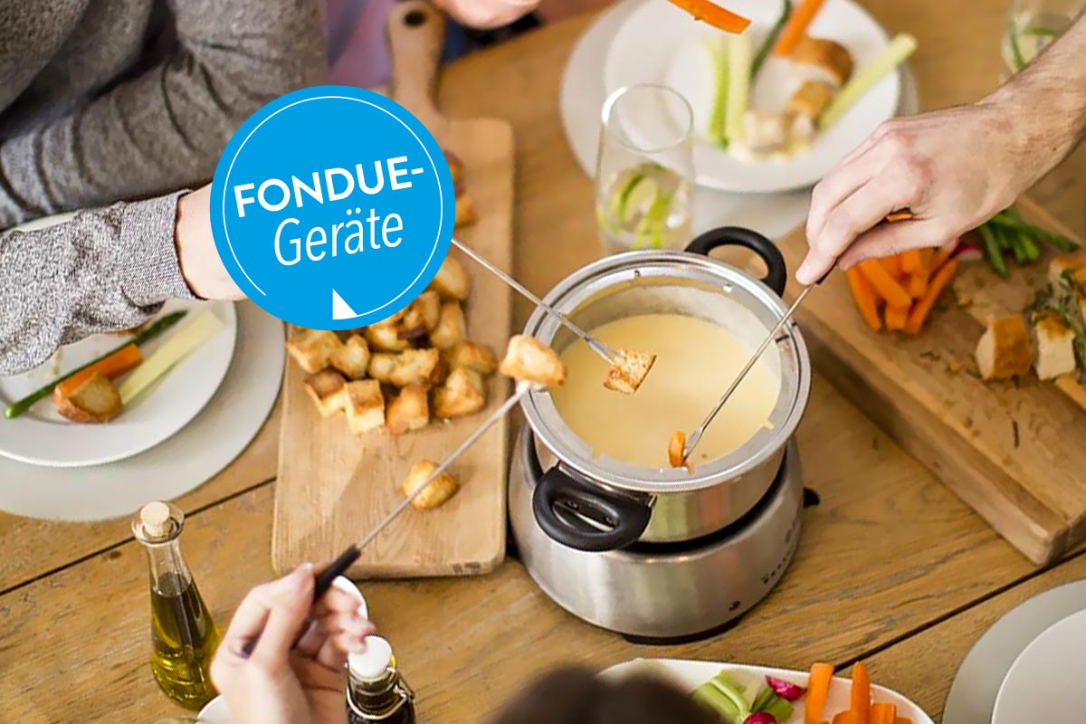 Fondue-Set, das auf einem Tisch neben Lebensmitteln steht.