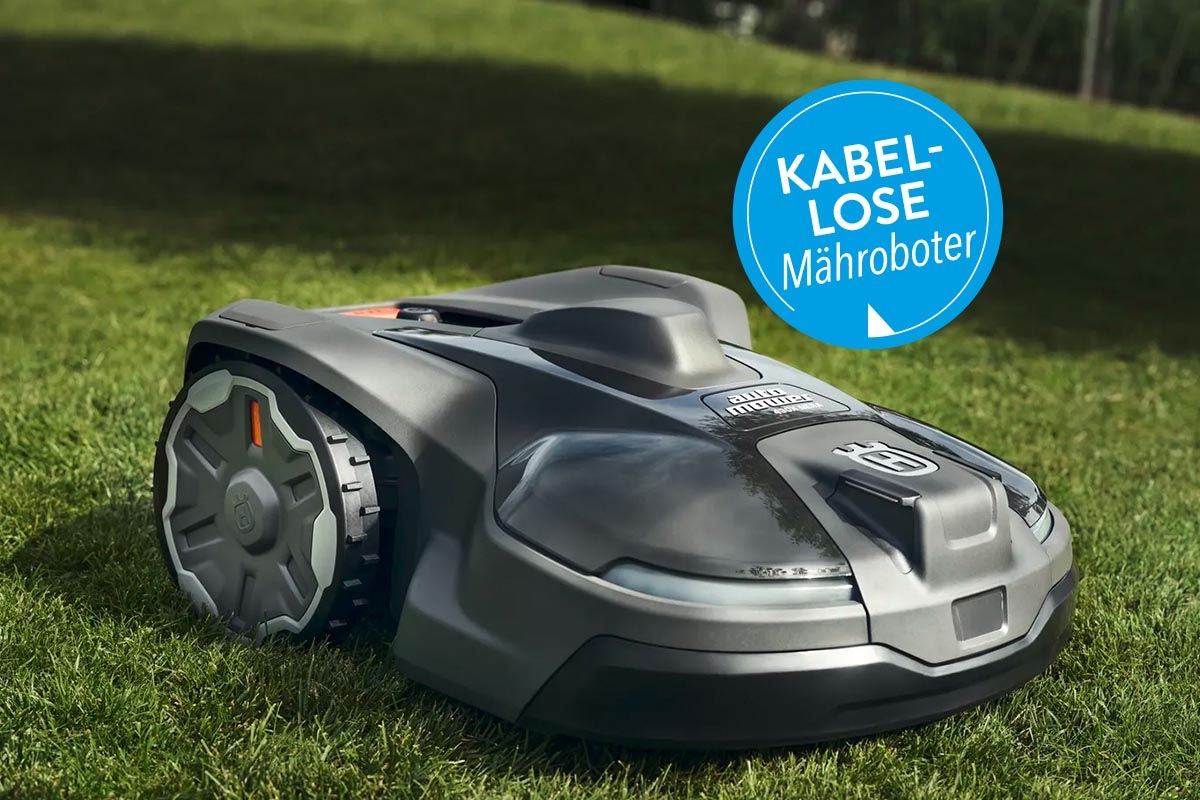 Kabelloser Mähroboter von Husqvarna auf einem Rasen.