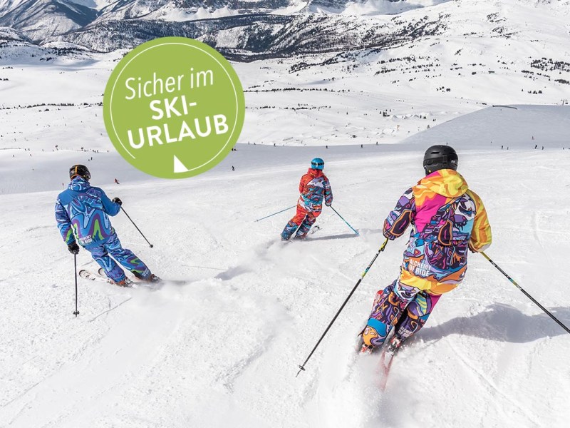 Personen auf Skiern auf Schnee.