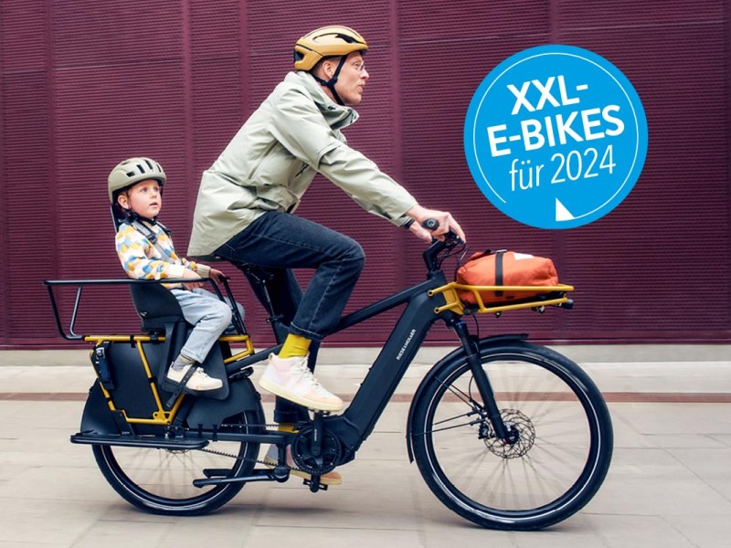 Vater und Kind auf einem XXL-Bike.