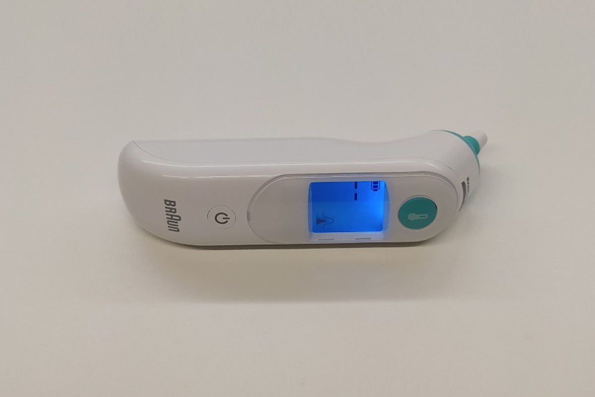 Ohrthermometer von Braun liegend mit eingeschaltetem Display.