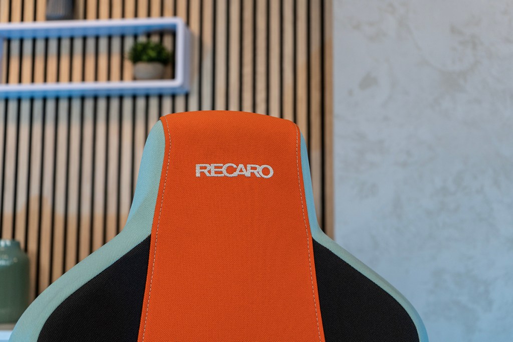 Nahaufnahme der Rückenlehne des Recaro-Gaming-Chairs.
