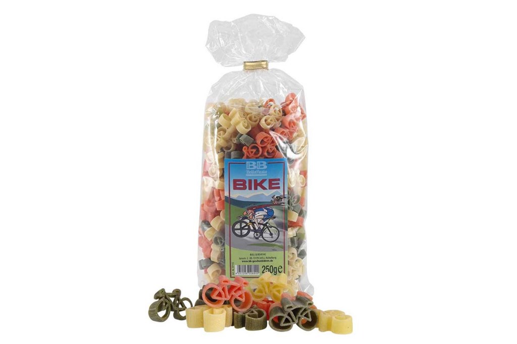 Productshot Packung Nudeln in Plastikfolie, sie haben die Form eines Fahrrads und sind gelb, rot und grün