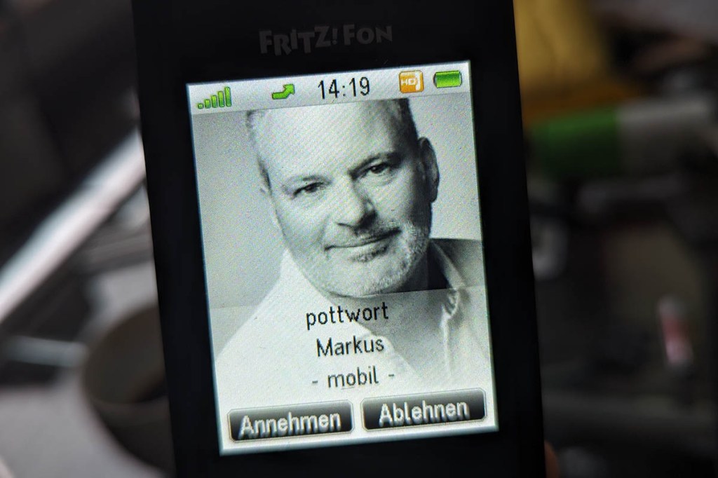 Ein aktiver Anruf, das Bild des Anrufers wird auf dem Display des FritzFon X6 gezeigt