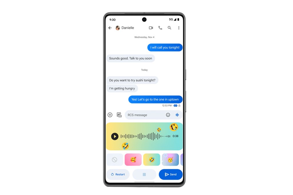 Smartphone mit Google Messages auf dem Bildschirm