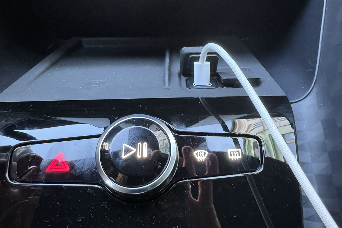 Detailansicht auf USB-C-Steckplatz mit eingestöpselten Smartphone-Verbindungs-Kabel unter dem Center-Display beim E-Auto Polestar 2 (MY24).