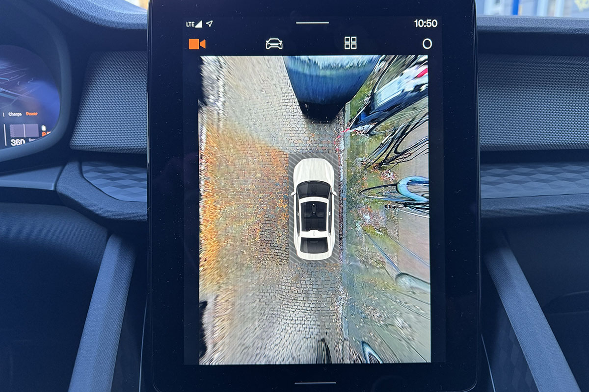 Center-Display des Polestar 2 (MY24) mit Anzeige der 360-Grad-Kamera des E-Autos.