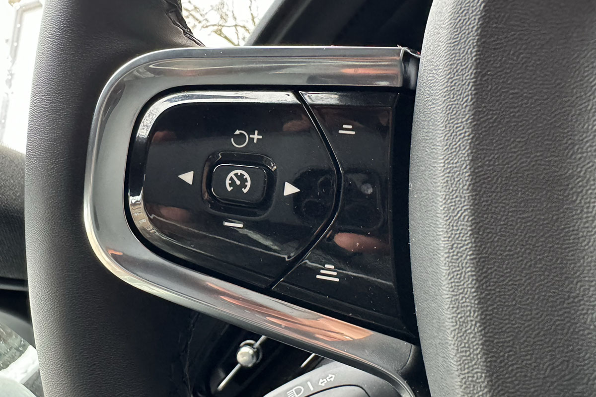 Detailansicht des Bedienmoduls am Lenkrad des E-Autos Polestar 2 (MY24) mit Knöpfen zum Aktivieren unterschiedlicher Fahrassistenz-Systeme wie dem adaptiven Tempomat im Fahrzeug