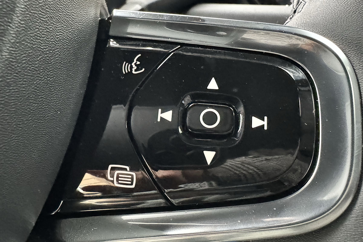 Detailansicht des Bedienmoduls am Lenkrad des E-Autos Polestar 2 (MY24) mit Knöpfen zum Aktivieren unterschiedlicher Assistenz-Systeme wie die Sprachsteuerung im Fahrzeug