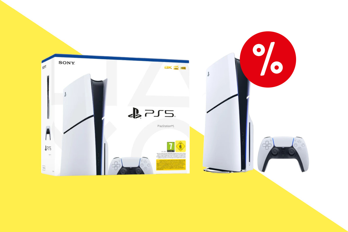 PS5 in weiß schwarz rechts schräg von vorne mit Controller rechts daneben, links weißer Karton mit Abbildung von PlayStation schräg von vorne auf weißem gelben Hintergrund mit rotem Prozentzeichen rechts oben