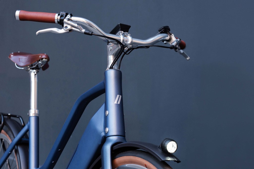 Nahaufnahme E-Bike schräg von vorne im Anschnitt