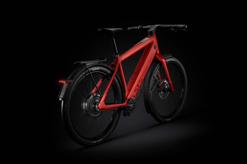 Product rotes E-bike schräg von hinten, schwarzer Hintergrund