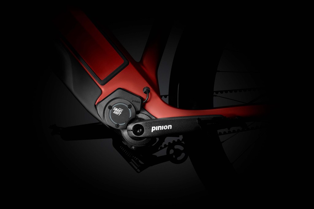 Nahaufnahme Pinion-Schaltgetriebe eines E-Bikes, schwarzer Hintergrund