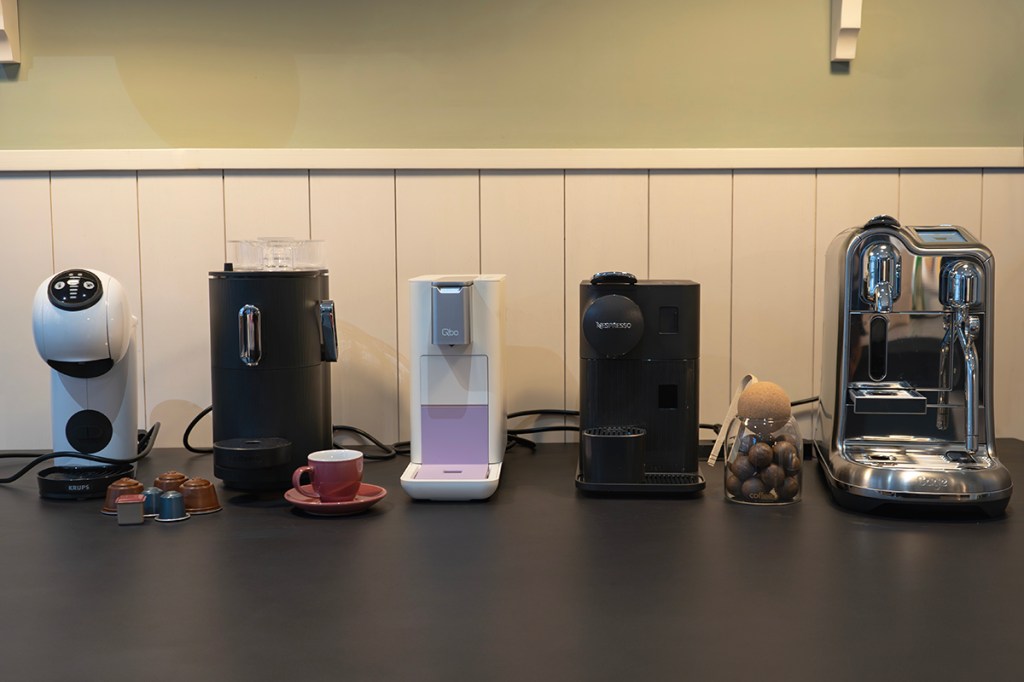 Alle fünf Kapsel-Kaffeemaschinen im Test nebeneinander.