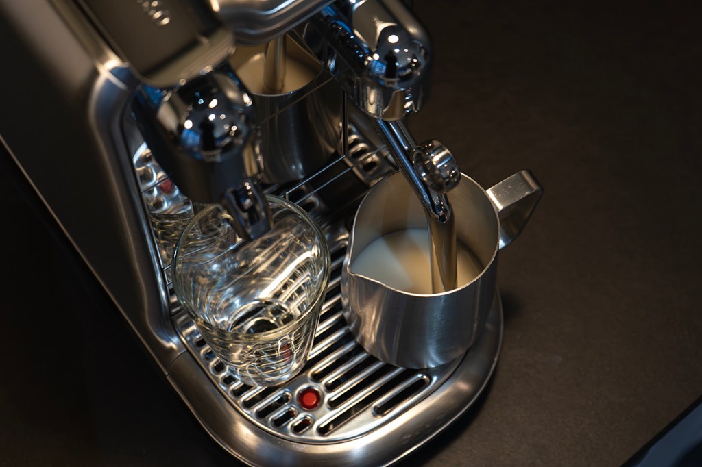 Die Sage Nespresso Creatista Pro mit Milchkännchen zum Aufschäumen.