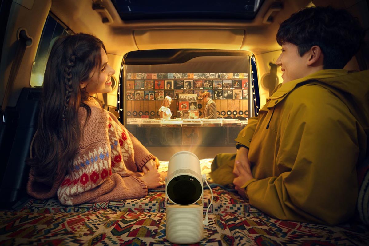 Der Samsung the Freestyle-Beamer spiel in einem Campingvan einen Film ab.