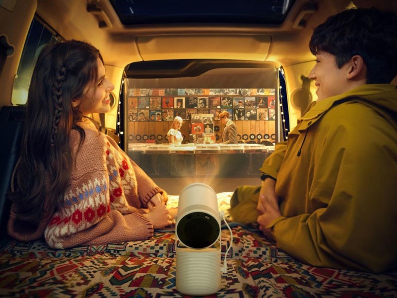 Der Samsung the Freestyle-Beamer spiel in einem Campingvan einen Film ab.