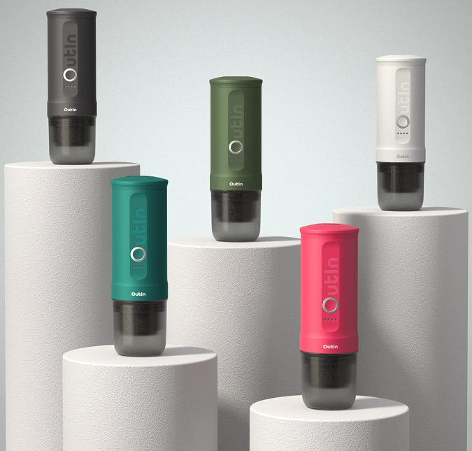 Fünf Modelle in unterschiedlichen Farben der OutIn Nano Akku-Espressomachine.