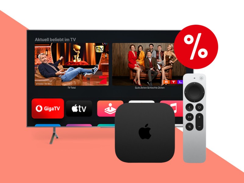 Apple TV schwarze Box neben silbern schwarzer Fernbedienung, schräg dahinter Flachbildfernseher der App-Auswahl zeigt auf orangen weißem Hintergrund mit rotem Prozentbutton oben rechts