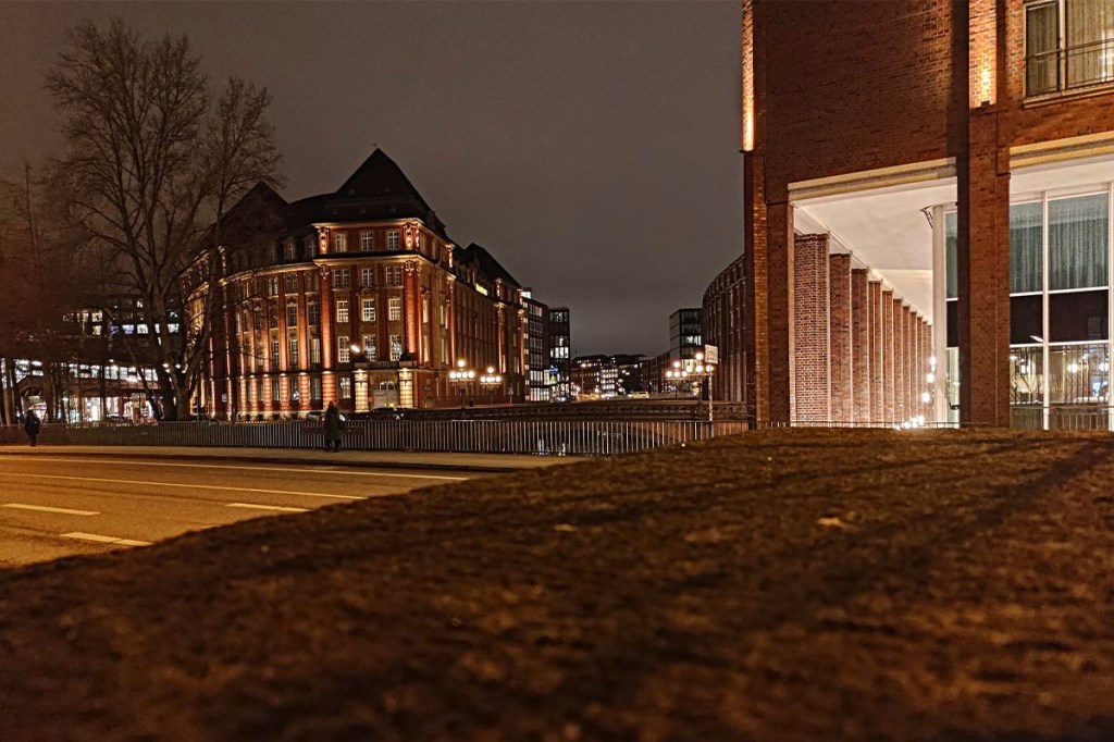 Ein Straßenzug in Hamburg bei Nacht.