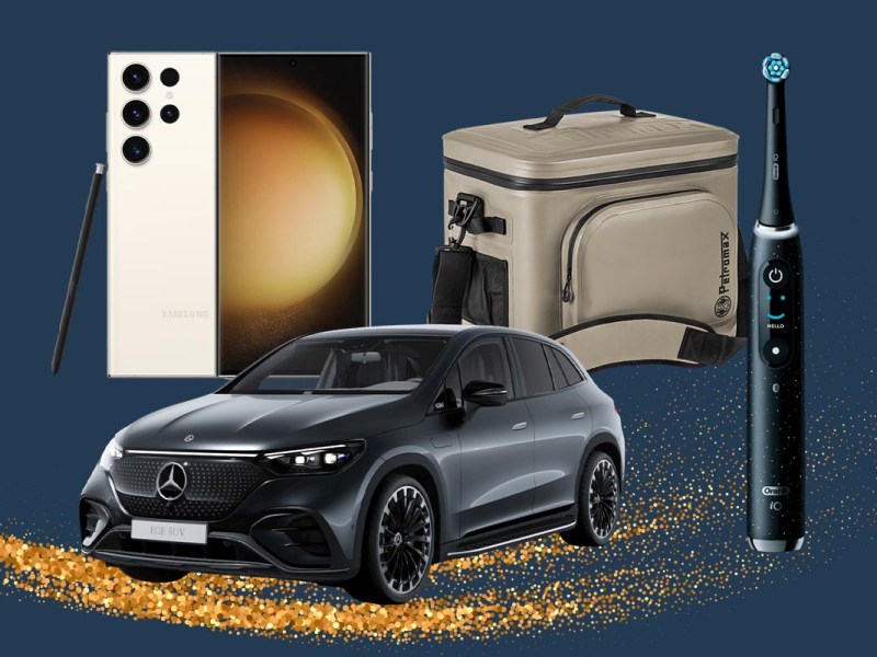 Das Samsung Galaxy S23 Ultra, der Mercedes EQE 500 4Matic SUV, die Petromax Kühltasche 22 Liter und die Braun Oral-B iO10 vor dunklem Hintergrund.