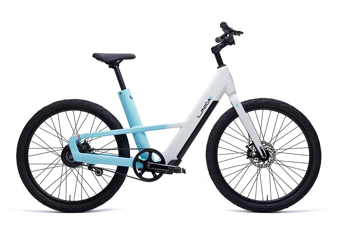 Productshot blau-weißes E-Bike