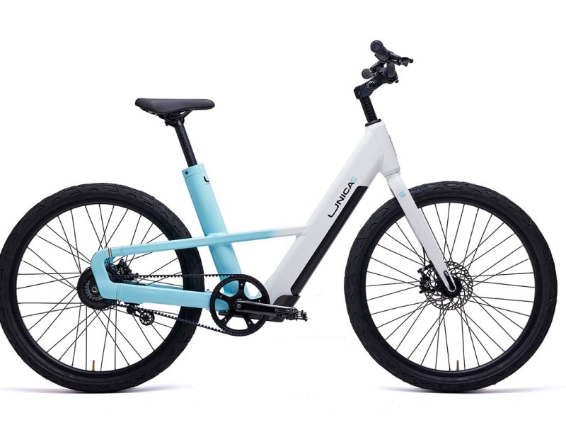 Productshot blau-weißes E-Bike