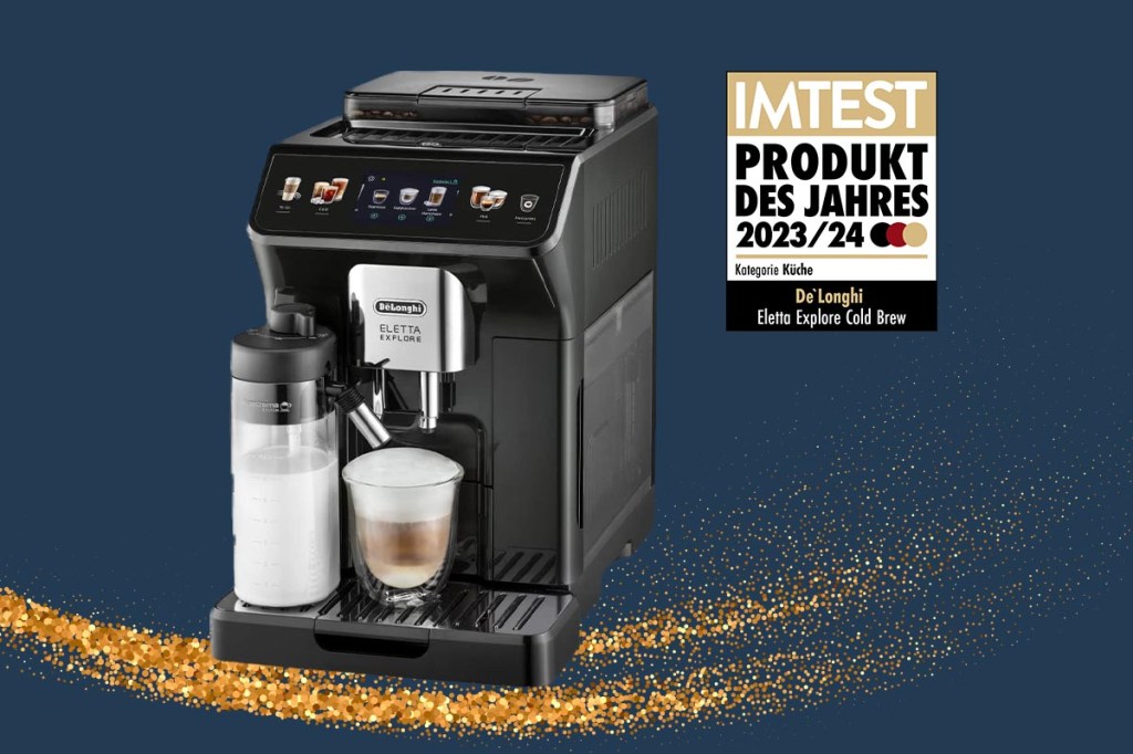 Die De'Longhi Eletta Explore Cold Brew vor dunklem Hintergrund.