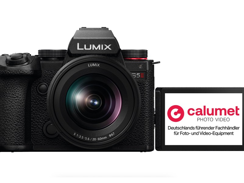 Die Panasonic Lumix S5II mit ausgeklapptem Bildschirm auf dem Calumet geworden wird