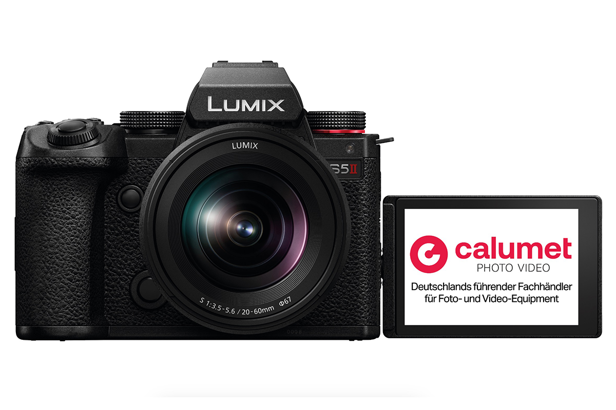 Die Panasonic Lumix S5II mit ausgeklapptem Bildschirm auf dem Calumet geworden wird