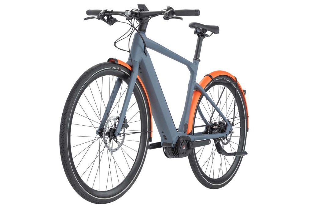 Productshot blaues E-bike mit orangenen Schutzblechen
