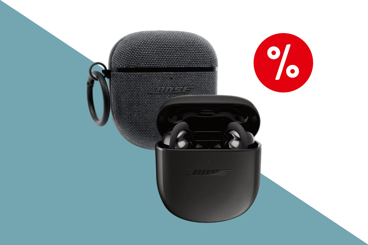 Schwarze Bose Quietcomfort Earbuds II Kopfhörer in schwarzem geöffnetem Ladecase hinter dem eine graue Tasche für das Ladecase ist vor weiß dunkeltürkisem Hintergrund mit rotem Prozentbutton oben rechts