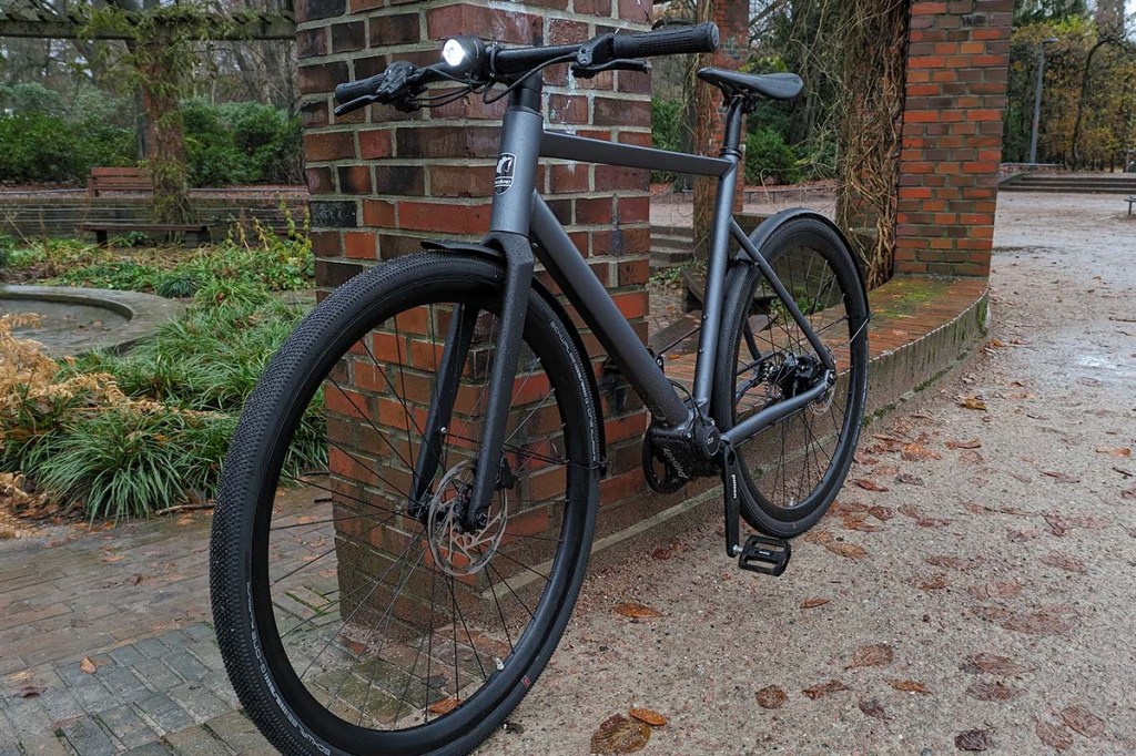 E-Bike lehnt an einem Mauer im Park