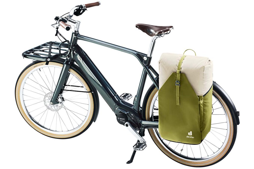 Productshot Fahrrad auf weißem Hintergrund, an dem eine Fahrradtasche am Gepäckträger befestigt ist